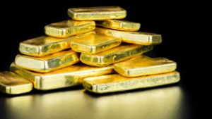 Täuschend echte Goldbarren wollte ein 18-Jähriger einer Bank unterjubeln. Fast hätte es geklappt. (Symbolbild) Foto: Shutterstock/itti ratanakiranaworn