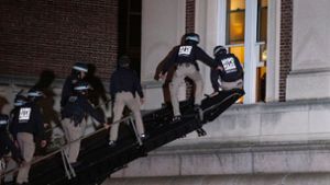 Polizisten dringen in das obere Stockwerk der Hamilton Hall auf dem Campus der Columbia University in New York ein. Foto: Craig Ruttle/AP/dpa
