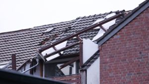 In Korschenbroich bei Mönchengladbach beschädigte möglicherweise ein Tornado ungefähr 20 Häuser. Foto: dpa/David Young