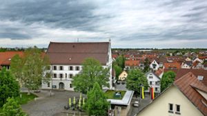 Dunkle Wolken über dem Rathaus: Die Unstimmigkeiten im Gemeinderat Neuhausen sind nicht vom Tisch. Foto: Roberto Bulgrin