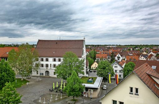 Dunkle Wolken über dem Rathaus: Die Unstimmigkeiten im Gemeinderat Neuhausen sind nicht vom Tisch. Foto: Roberto Bulgrin