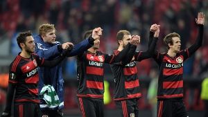 Leverkusener Spieler feiern ihren Sieg. Foto: dpa