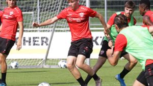Luca Mack (2. v. re.) mischte seit der Vorbereitung im Training der Profis des VfB Stuttgart mit Foto: Baumann