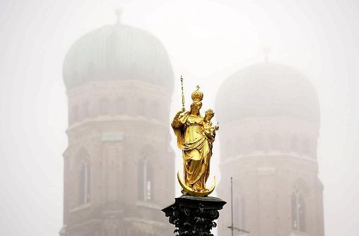 Mitten in München, vor ihrem Dom: die „Patrona Bavariae“ hoch über dem Marienplatz Foto: dpa
