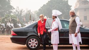 Kanzlerin Merkel in Neu-Delhi, rechts wartet Indiens Premier Modi Foto: dpa/Michael Kappeler