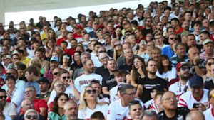 „Fußball-Fest“  an der Reutlinger Kreuzeiche: Zahlreiche Fans verfolgten gebannt die Partie und unterstützten ihre Mannschaften. Foto: Kara