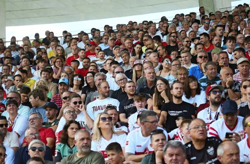 „Fußball-Fest“  an der Reutlinger Kreuzeiche: Zahlreiche Fans verfolgten gebannt die Partie und unterstützten ihre Mannschaften. Foto: Kara