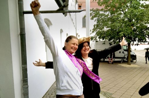 Christiane Renz mit Rechtsanwältin Susanne Bräcklein vor dem Gericht Foto:  