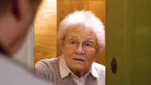 Ein Fremder an der Tür – für viele ältere Bewohner eine oftmals heikle Situation. Foto: Jens Schierenbeck