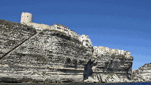 Etwa 60 Meter über dem Meer thront Bonifacio auf einem markanten Felsen - ein beeindruckender Anblick.  Foto: eichler
