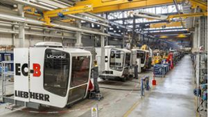 Blick in die Produktionshallen bei der Fertigung von Krankabinen in Biberach. Am Standort wurde für rund 1000 Beschäftigte Kurzarbeit angemeldet. Foto: Liebherr