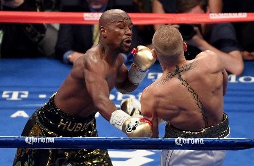 Der Schlag hat gesessen: Floyd Mayweather (links) besiegt Conor McGregor beim Mega-Kampf in Las Vegas. Foto: Getty