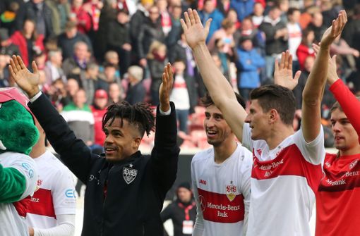 Daniel Didavi (links) und Mario Gomez – VfB-Matchwinner gegen Erzgebirge Aue Foto: Baumann