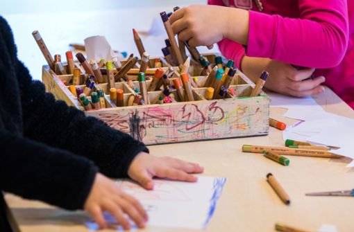 Mit Stiften und Schere umgehen lernen – auch dafür brauchen manche Kinder die Kita. In Stuttgart haben 740 Vierjährige keinen Platz. Foto: Jens Büttner/dpa-Zentralbild