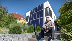 Die Straßenansicht des Sonnenhauses in Rommelshausen: wenig Fenster und 51 Quadratmeter  Solarthermie-Fläche Foto: Frank /Eppler