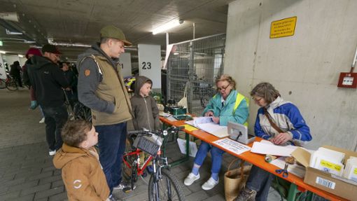 Die Fahrradbörse findet wetterbedingt in der Rathaus-Tiefgarage statt. Mehr als 60 Zweiräder wechseln die Besitzer. Foto: Simon Granville