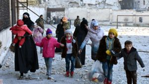 Eine syrische Familie flieht aus Aleppo. Foto: dpa