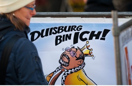 Eine Karikatur von Duisburgs Oberbürgermeister Adolf Sauerland (CDU). Rund eineinhalb Jahre nach dem Loveparade-Unglück soll sich das politische Schicksal Sauerlands am Sonntag entscheiden. Foto: dapd