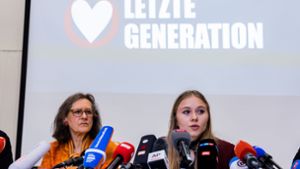 Aimee van Baalen (r.), Sprecherin der Letzten Generation, und Marion Fabian, Aktivistin, bei der Pressekonferenz Foto: dpa/Christoph Soeder