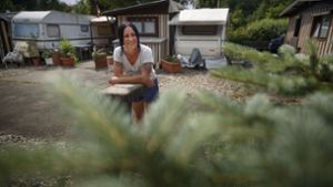 Stephanie Zeh auf ihrem Campingplatz, der vor allem wegen seiner idyllischen Lage begehrt ist. Foto: Gottfried Stoppel