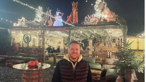 Nico Tratz, der Geschäftsführer des Schwabengartens in Leinfelden, hat jetzt sein deutlich vergrößertes und noch schöner  leuchtendes Winterdörfle eröffnet. Foto: /ubo