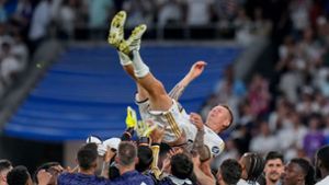 Der Abschied vom Publikum im Estadio Santiago Bernabéu war für Toni Kroos emotional. Foto: Manu Fernandez/AP/dpa