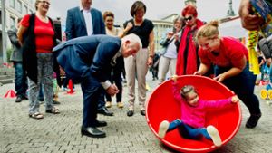 Kinderfest mit OB Fritz Kuhn (li.) auf dem Marktplatz Foto: Lichtgut/Hoschek