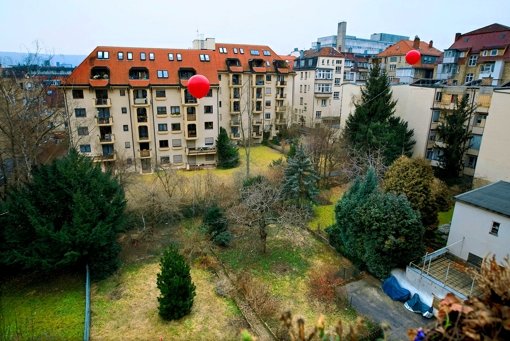 Die roten Ballons markieren die Fläche, die das neue Haus einnehmen wird. Es sind etwa 500 Quadratmeter. Foto: Horst Rudel
