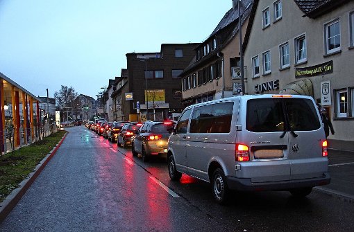 Lange Fahrzeugschlangen gehören in Zuffenhausen zum Alltag. In der Podiumsdiskussion am 21. Juli soll es deshalb vor allem um die Verkehrsproblematik gehen. Foto: Archiv Georg Friedel