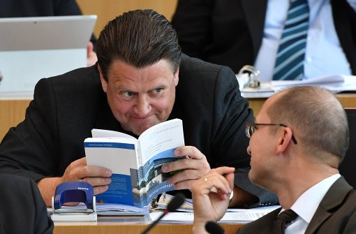 AfD-Landtagsabgeordnete Stephan Brandner (l.) ist aus dem Thüringer Landtag geworfen worden. Foto: dpa