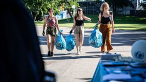 Sport machen und Müll sammeln: Jugendliche haben sich zum Plogging in Stuttgart getroffen. Foto: Lichtgut/Julian Rettig