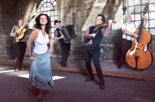 Die internationale Balkan-Folk-Band Foaie Verde mit Veit Hübner aus Korntal-Münchingen am Kontrabass. Foto: Sebastian Klein
