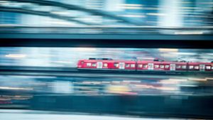 Der Lokführer des aus Nürnberg kommenden Regionalzugs konnte den Angaben zufolge trotz Schnellbremsung die Kollision am Donnerstag nicht mehr verhindern. Foto: dpa/Frank Rumpenhorst