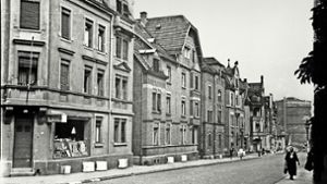 Straßenszene in Stuttgart 1942 unweit des Gaskessels. Der Splitterschutz vor den Kellerfenstern verweist bereits auf die baldigen Luftangriffe. Foto: Stadtarchiv Stuttgart