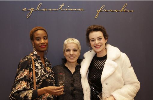 Modedesignerin Eglantina Frroku (Mitte) mit den Models Josette Sticher (links) und Laura Bräutigam bei der Eröffnungsfeier ihres neuen Ladens an der Calwer Straße 38, Foto: Klaus Schnaidt