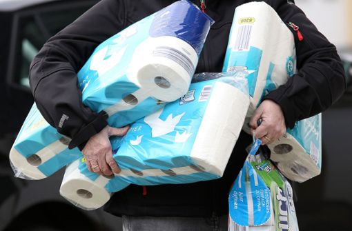 Neben Toilettenpapier stehen auch Nudeln und anderen Waren des täglichen Gebrauchs auf der Einkaufsliste (Symbolbild). Foto: dpa/Rene Traut
