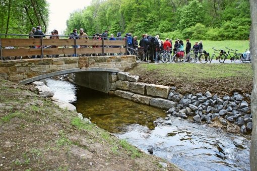 Die Filder-Ortsverbände der Grünen haben den Brückenneubau besichtigt. Foto: Vollmer