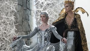 Emily Blunt (links) und Charlize Theron in „The Huntsman & The Ice Queen“ Foto:  