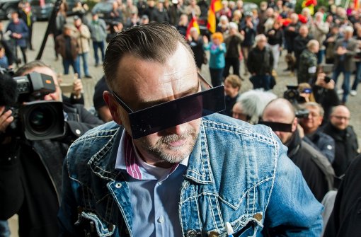 Lutz Bachmann erschien zum Prozess mit einer „Zensurbalken“-Brille Foto: AFP