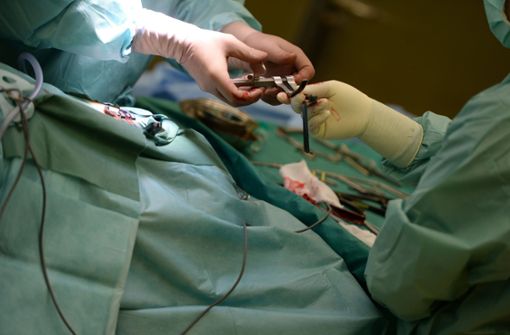 Mediziner bei einer Operation Foto: dpa/Felix Kästle