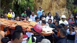 Dutzende Goldgräber sind auf der indonesischen Insel Sulawesi nach dem Einsturz einer Mine von Trümmern begraben worden. Bisher sind 13 Tote geborgen worden, teilten die Behörden mit. Foto: dpa