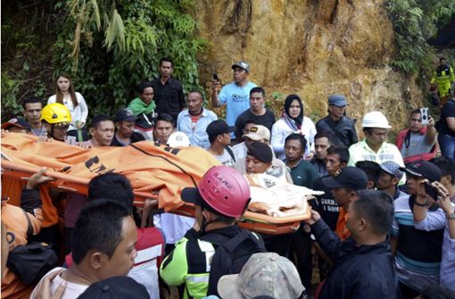 Dutzende Goldgräber sind auf der indonesischen Insel Sulawesi nach dem Einsturz einer Mine von Trümmern begraben worden. Bisher sind 13 Tote geborgen worden, teilten die Behörden mit. Foto: dpa