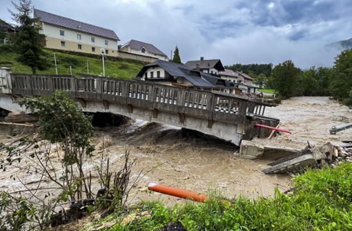 Eine eingestürzte Brücke in der Gemeinde Stahovica in der Nähe der slowenischen Stadt Kamnik. Foto: AP/dpa/Miro Majcen