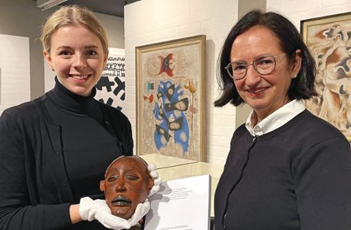 Katja Schurr (links) und Vera Romeu präsentieren die  Masterarbeit zu den afrikanischen Masken in der Sammlung Domnick. Foto: privat Foto:  