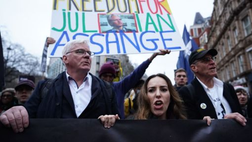 Julian Assanges Frau Stella Assange (M) marschiert mit Unterstützern nach der Auslieferungsanhörung in London vom Royal Courts of Justice zur Downing Street. Foto: James Manning/PA Wire/dpa