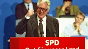 Der SPD-Politiker Hans-Jochen Vogel während seiner Abschiedsrede vom Parteivorsitz während des Parteitags in der Stadthalle in Bremen. Foto: dpa/Michael Jung