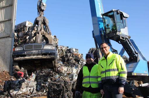 Kfz-Mechaniker Falih Awad (l.) und Geschäftsführer Stephan Karle: Auf dem  Betriebshof   der Karle Recycling werden  auch noch fahrtüchtige Dieselautos verschrottet. Foto: Georg Friedel
