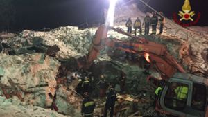 Das am 25. Januar 2017 von Rettungskräften veröffentliche Foto zeigt Bergungsmaßnahmen an dem von einer Lawine verschüttete Hotel «Rigopiano» bei Farindola (Italien). Foto: dpa/Vigili del Fuoco
