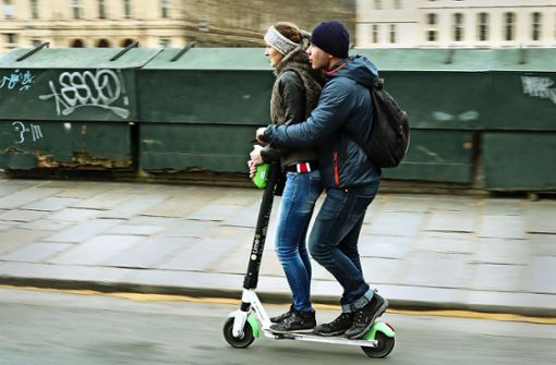 Zu zweit auf dem Roller – das ist eigentlich in Paris verboten. Foto: AFP