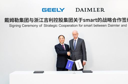 2019 ist Daimler mit Geely eine Partnerschaft beim Smart eingegangen – im Bild Geely-Gründer Li Shufu (links) und Ex-Daimler-Chef Dieter Zetsche. Foto: Daimler AG